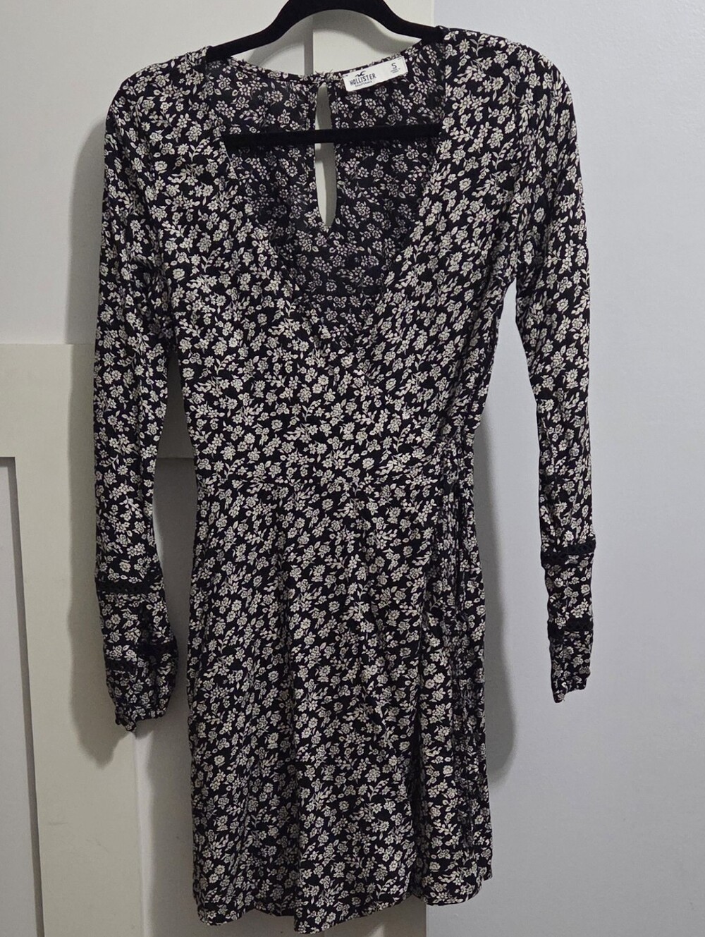 Hollister - Floral Half-Wrap Style Long Sleeve Dress With Embroidered Sleeves